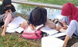 Demi Sinyal Internet, Siswa Di Bengkulu Terpaksa Belajar Di Tepi Sungai