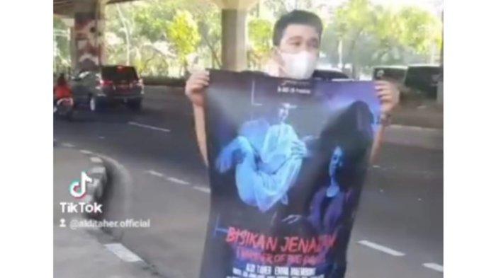 Aldi Taher Minta Tolong Di Pinggir Jalan Sambil Bawa Poster Buat Beli Popok Anak | Buliran.com