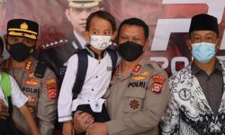 Penuh Kebapakan, Kapolda Banten Peluk Dan Gendong Alfatir