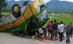 6. Bus Wisata Terbalik Di Cinangkiak | Buliran.com