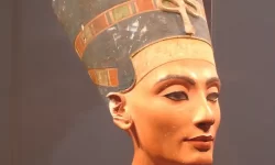 15.1 Nefertiti Lahir – 1370 SM | Buliran.com